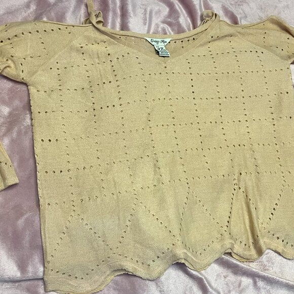 New Beige off the shoulder eyelet blouse (color on hanger more accurate) - Picture 4 of 4